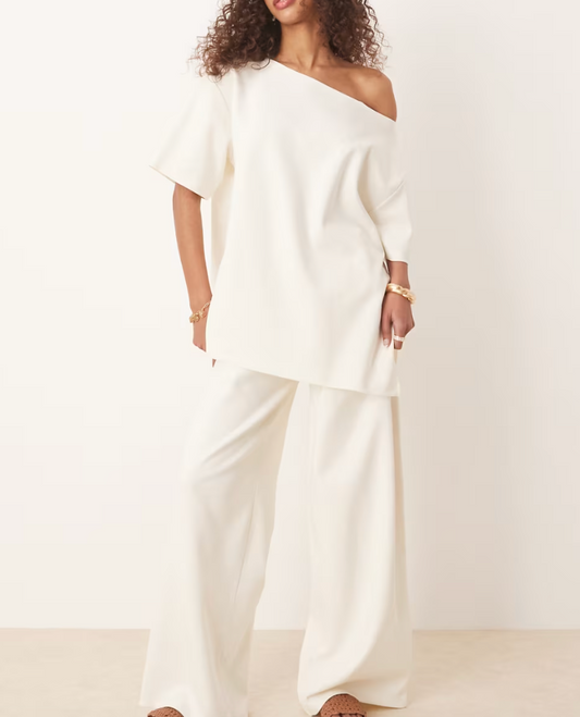 Conjunto pantalones y sudadera hombro caído blanco.